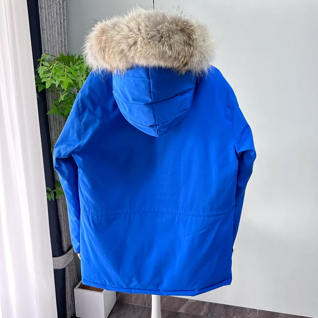 P700 CANADA GOOSE｜Canada Goose Expedition Parka｜Classic upgrade New 08 style Color: graphite gray, off-white, black, pink, navy blue, sky blue, Size: XS, S, M, L, XL, XXL, Product introduction Loose fit, multi-pocket design Larger size for free movement. 6 exterior pockets: 4 reversible front pockets, zippered side entry. There is a practical pocket on the left sleeve and a top pocket on the right sleeve. There is a drawstring on the inside of the waist and a logo patch on the back. The waist is designed with an inside drawstring, which can be adjusted to provide excellent warmth. Woven grab straps at upper back with “Expedition” logo patch • Hood with removable zipper trim, interchangeable hood trim for personalization and added protection (this jacket is not available with the classic hood trim) • Chin protection element has a tricot inner fabric for softness and comfort • Woven grab straps at upper back with “Expedition” logo patch • Internal drawstring at the waist, adjustable to provide excellent warmth •Snap-in rib knit cuffs for added comfort and optimal heat locking in •Stylish hanging inner straps allow the jacket to be carried over the shoulder, hands-free •Stowaway nylon stretch snow skirt for added protection •Two-way zipper covered fly with Velcro® snaps that unzips from the bottom for increased range of motion and breathability. A windproof fly is designed under the zipper for an extra layer of protection. • 6 exterior pockets: 4 two-way pockets on the front with top flap and Velcro® snaps, and zippered side entry. Utility pockets on left sleeve and right sleeve with top flap and velcro® snaps Internal pockets: 1 zipped pocket, 2 mesh drop-in pockets Embroidered Canada Goose logo